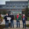 Georg Henschel (verdi), Markus Schmitt (verdi), Dietmar Mohr (IG Metall) und Reinhold Rüdesheim (EVG) vor der Hunsrück-Klinik in Simmern mit Schild 